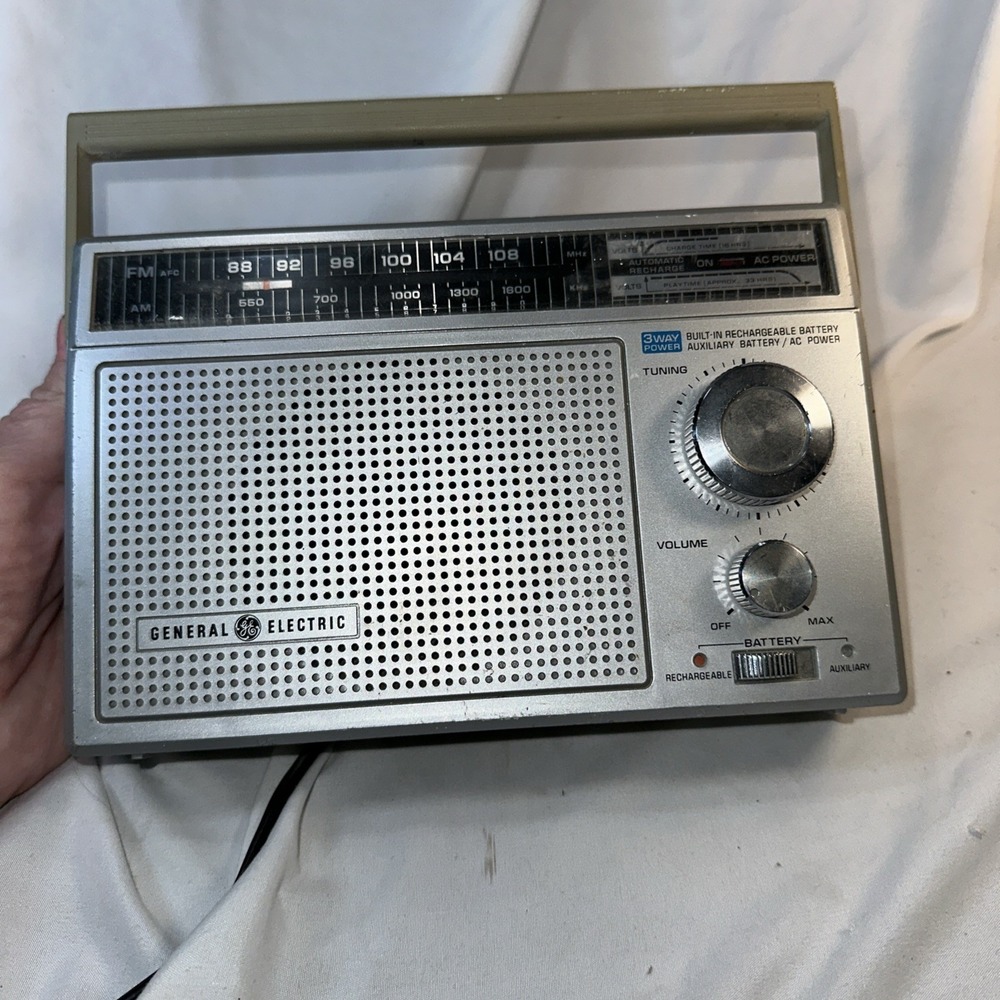 Retro GE General Electric AM/FM Radio 8.75in x 5.75in TESTED Model. 7-2854A